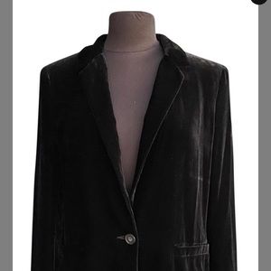 Flattering single breasted blazer. Matching pants available.